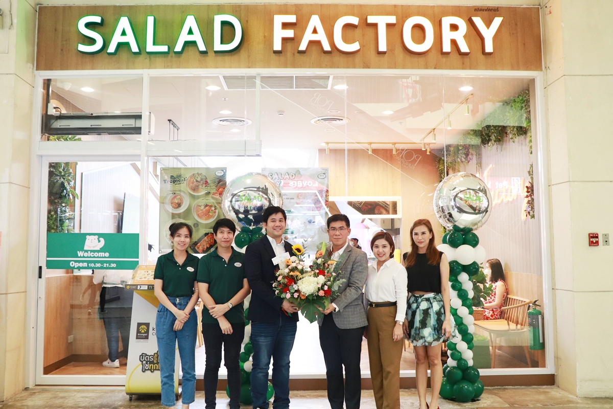 ผู้บริหารเดอะไนน์ เซ็นเตอร์ พระราม 9 ร่วมแสดงความยินดีเปิดร้าน