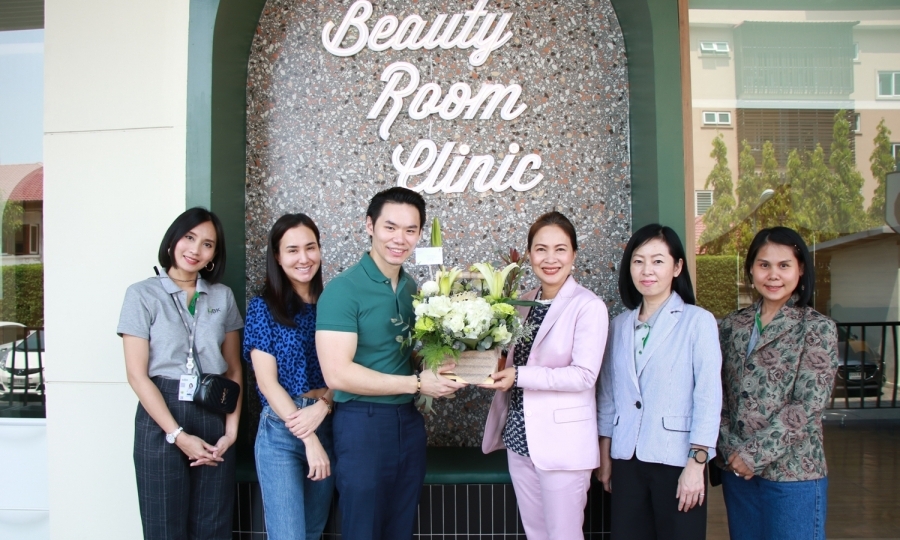 ผู้บริหาร เดอะไนน์ เซ็นเตอร์ พระราม 9 ร่วมแสดงความยินดี  เปิดตัวคลินิกเสริมความงามครบวงจร  Beauty Room Clinic