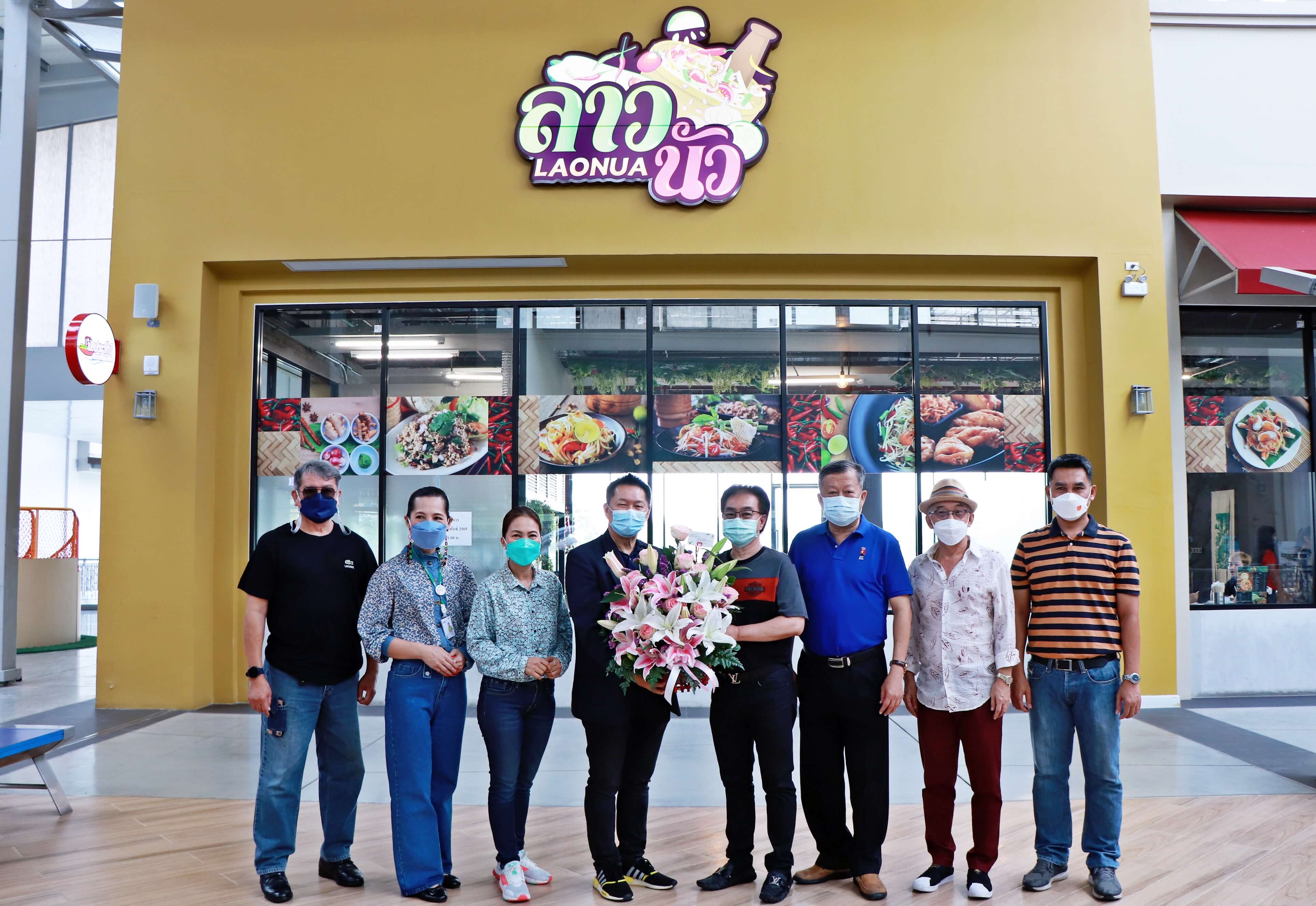 คณะผู้บริหาร เดอะไนน์ เซ็นเตอร์ ติวานนท์  ให้การต้อนรับร้าน