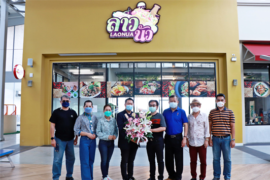 คณะผู้บริหาร เดอะไนน์ เซ็นเตอร์ ติวานนท์  ให้การต้อนรับร้าน 