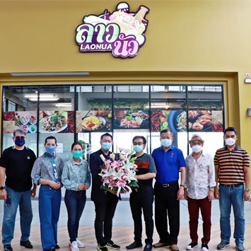 คณะผู้บริหาร เดอะไนน์ เซ็นเตอร์ ติวานนท์  ให้การต้อนรับร้าน 