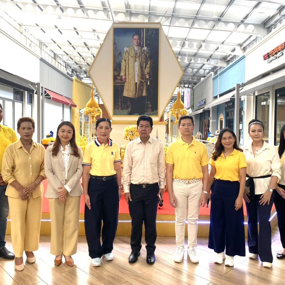 บริษัท เดอะไนน์ ติวานนท์ จำกัด ร่วมพิธีตักบาตรข้าวสาร อาหารแห้ง เพื่อถวายเป็นพระราชกุศล เนื่องในโอกาสวันนวมินทรมหาราช
